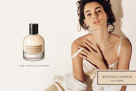 Nine d'Urso promociona la nueva fragancia de Bottega Veneta