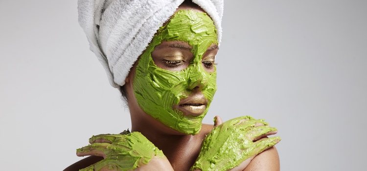 Puedes hacer mascarillas caseras con aguacate