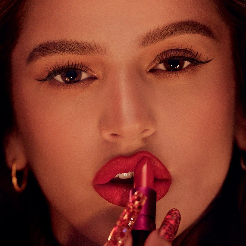 Rosalía aplicándose el labial