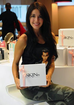 Noelia López madrina de SKIN79