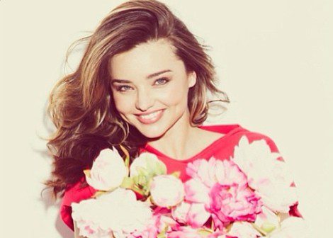Miranda Kerr con un ramo de flores