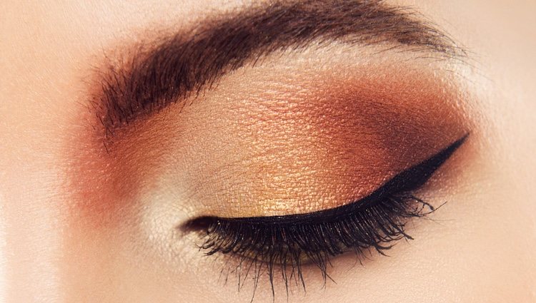 Una sombra de ojos con un toque de brillo será una gran opción para San Valentín
