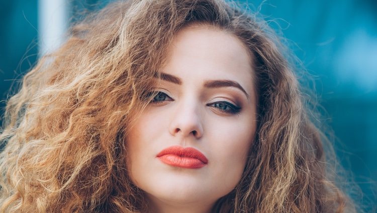 Para los labios te animamos a probar un labial naranja