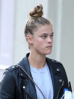 El moño de Nina Agdal