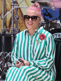 Pink y su peinado man bun