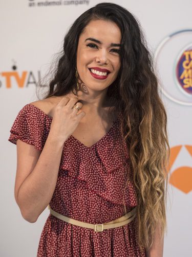 Beatriz Luengo con una melena larga y rizada