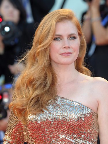 Amy Adams con una melena de lado ondulada
