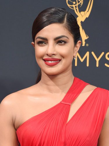 Priyanka Chopra con un labial rojo mate