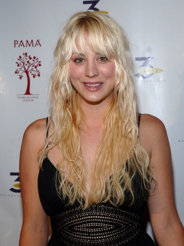 Kaley Cuoco con unas extensiones de distinto color al de su cabello