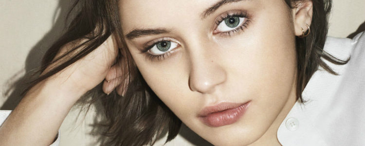 Iris Law, imagen de la línea de cosméticos 'The Essentials' de Buurberry
