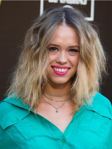 Almudena Lapique con ondas poco definidas y labial fucsia