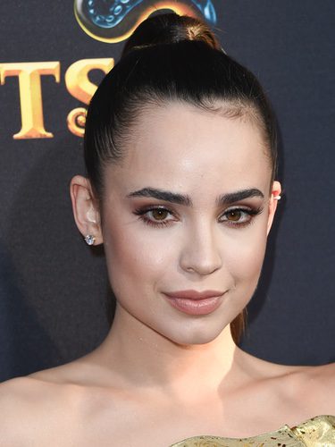 Sofia Carson con un maquillaje muy claro 