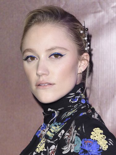 Maika Monroe con eyeliner azul