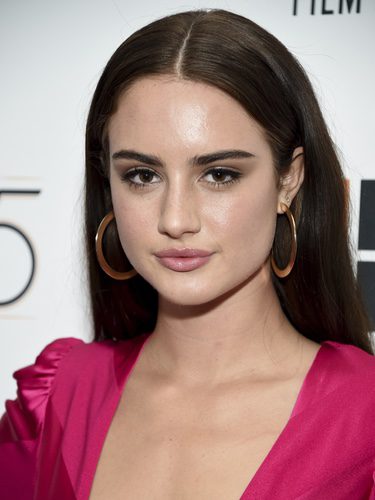 Grace Van Patten con ahumado en tonos marrón