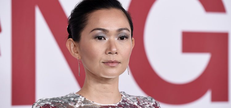 Hong Chau con un maquillaje en tonos plateados