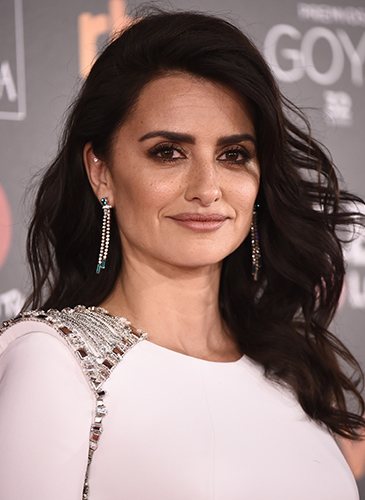 Penélope Cruz, con rizos y raya lateral