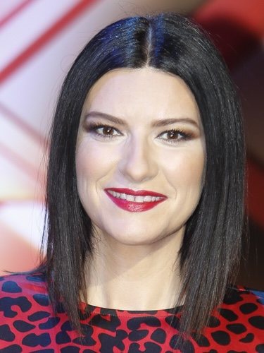 Laura Pausini con sombras marrones y labios en color rojo pasión en la presentación de 'Factor X'