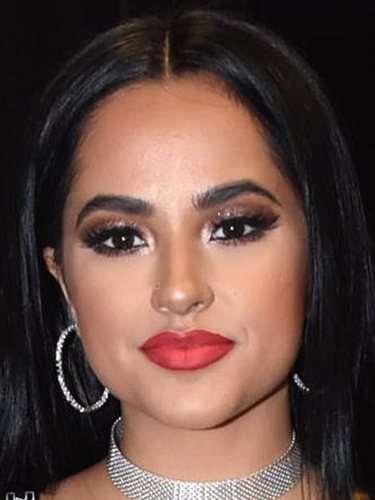 Becky G con unas sombras marrones y un labial rojo pasión