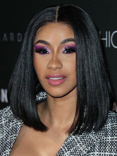 Cardi B posa con un maquillaje llamativo