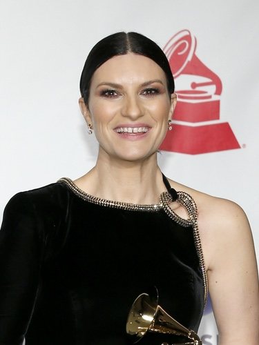 Laura Pausini posa con un recogido bajo