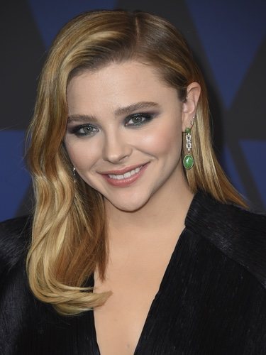 Chloe Moretz resalta sus ojos con tonos suaves
