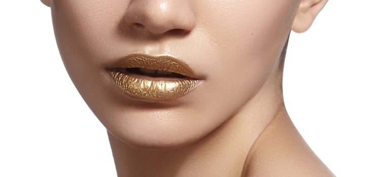 Los tonos metalizados harán resaltar tus labios y tu look