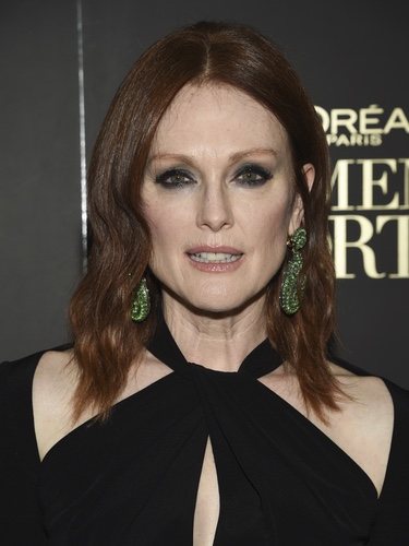 Julianne Moore apuesta por un maquillaje oscuro