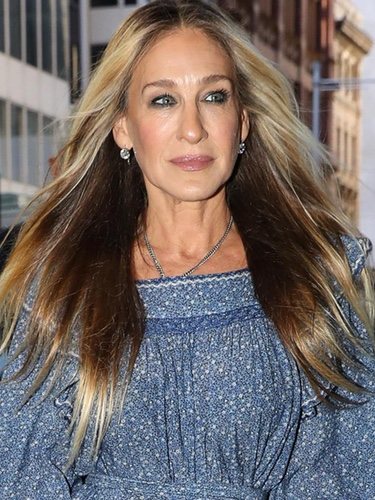 Sarah Jessica Parker con maquillaje natural y ojos ligeramente ahumados