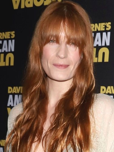 Florence Welch con maquillaje natural y flequillo largo en la presentación de 'America Utopia'