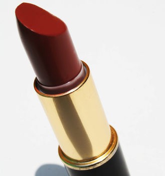 Consigue un look sofisticado con unos labios burdeos