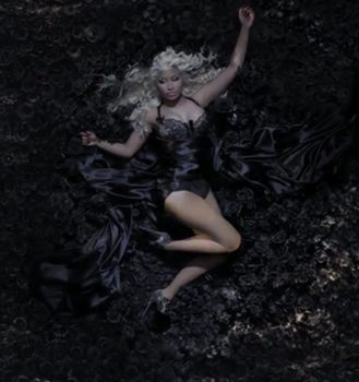 Nicki Minaj estrena el segundo vídeo promocional de su fragancia Pink Friday