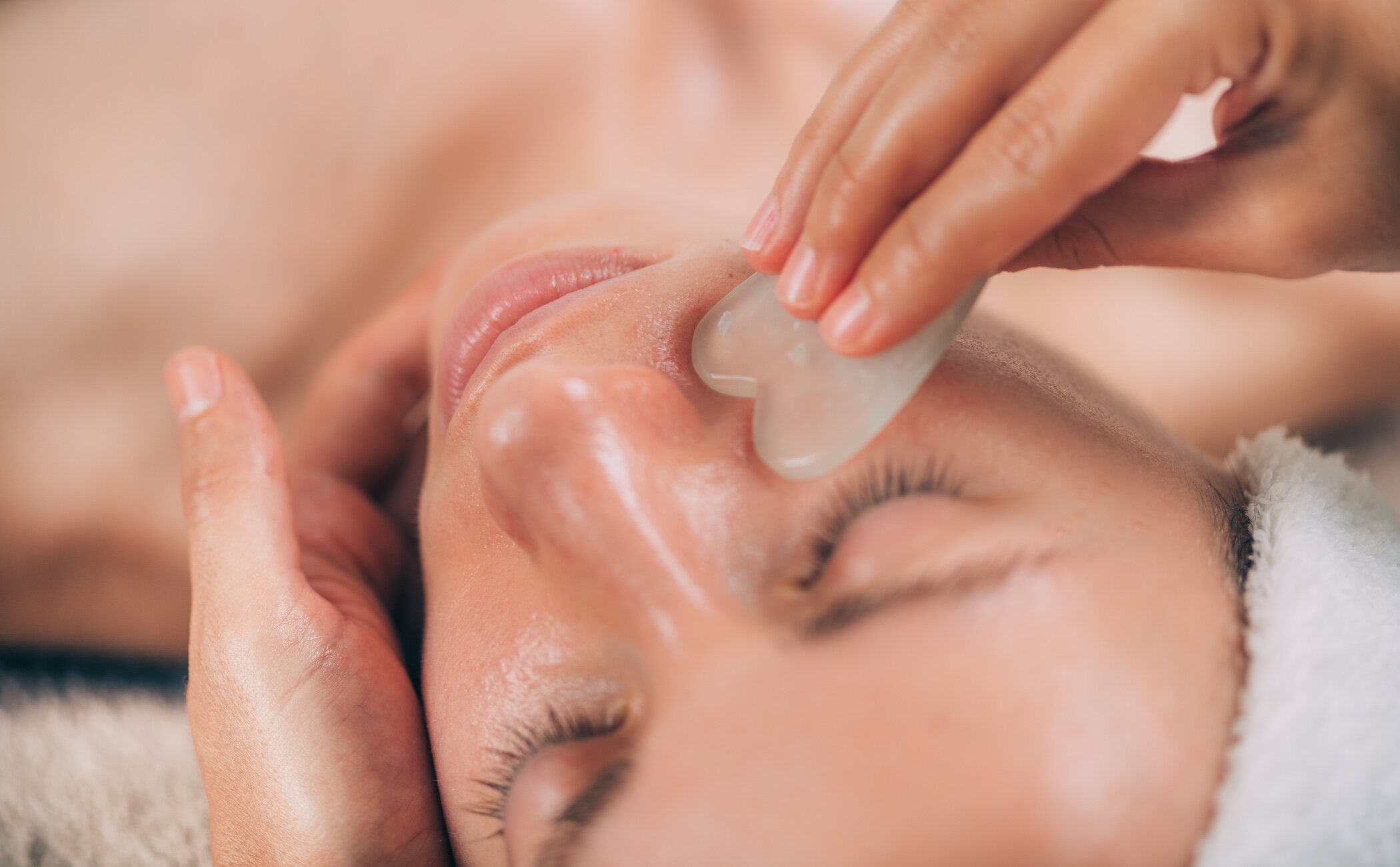 Gua Sha: la piedra de moda que promete revolucionar tu rutina de belleza