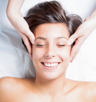 Disminuye el estrés y relaja tu rostro con un masaje Shiatsu