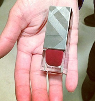 Burberry lanzará su primera línea de pintauñas dentro de la colección 'French Kisses'