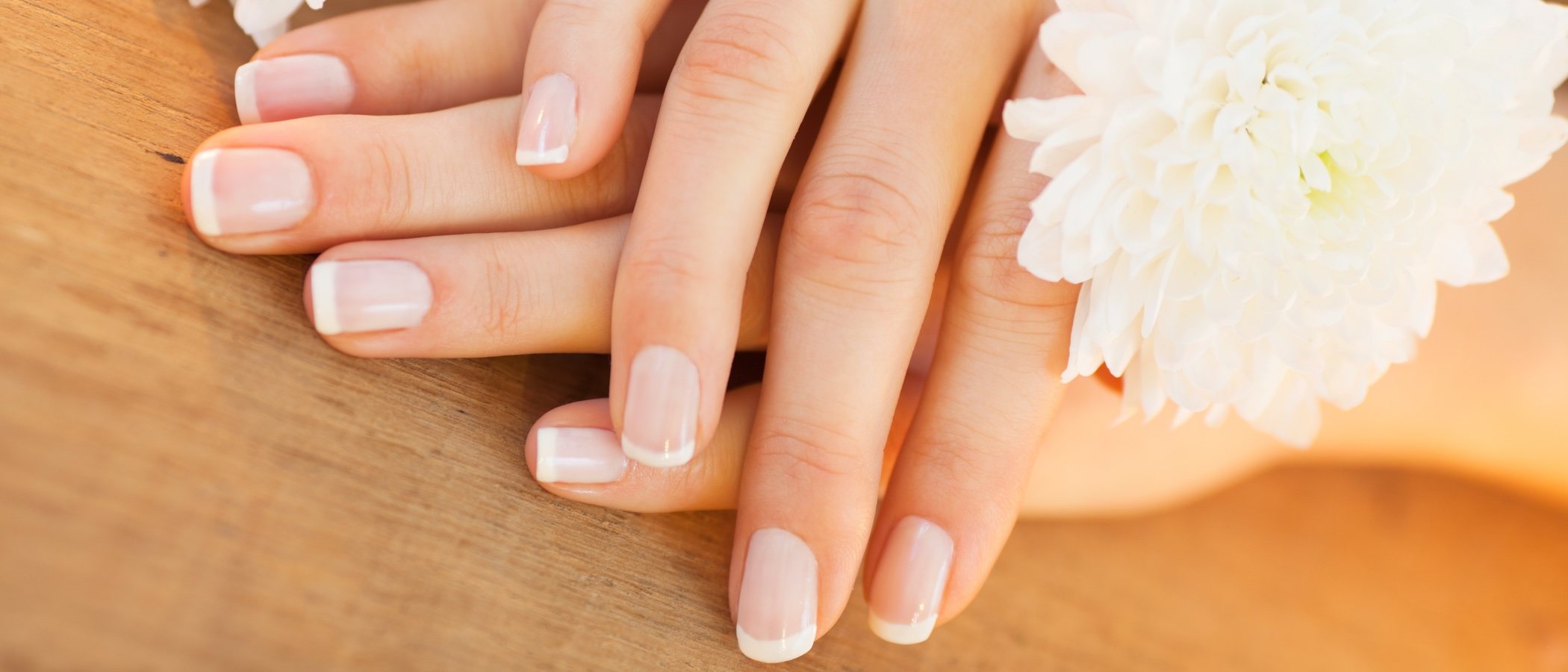 Manicura francesa: uñas cuidadas y naturales