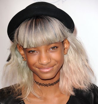 Willow Smith se atreve con un tinte de color gris y las puntas de colores
