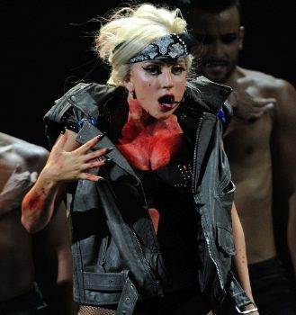 Lady Gaga lanzará 'Monster' en 2012, su perfume con olor a sangre y semen