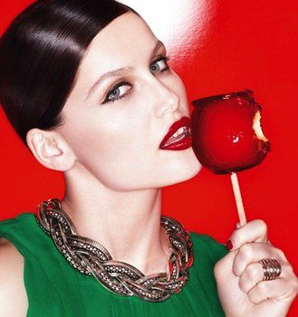 Laetitia Casta presenta la nueva colección de pintalabios 'Color Rich' de L'Oréal Paris