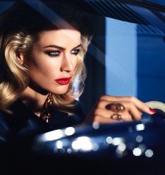Carolyn Murphy presenta la nueva línea 'Pure Color Envy Sculpting Lipstick' de Estée Lauder