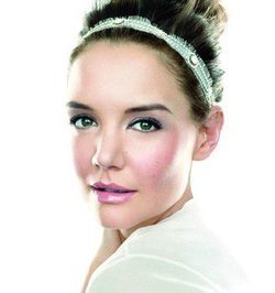 Katie Holmes regresa con 'Nude Glow Collection', la propuesta estival de Bobbi Brown