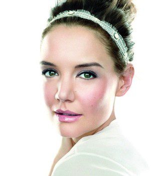 Katie Holmes regresa con 'Nude Glow Collection', la propuesta estival de Bobbi Brown