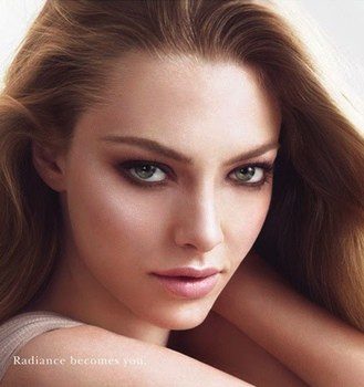 Amanda Seyfried presenta la colección estival 2014 de Clé de Peau