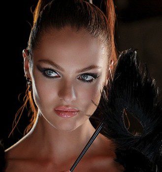 Candice Swanepoel derrocha sensualidad con 'Max Factor Excess Volume Mascara'