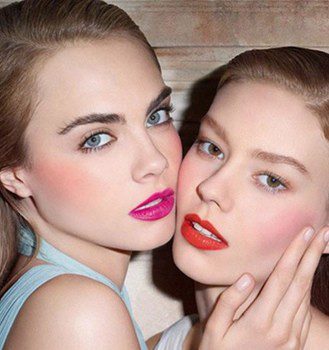 Cara Delevingne se convierte en una babydoll para la nueva campaña de YSL Beauty