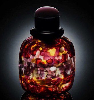 Yves Saint Laurent lanza su nuevo perfume envuelto en un frasco de cristal de murano