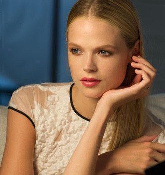 Gabriella Wilde toma el relevo de Kendall Jenner y se convierte en embajadora de Estée Lauder
