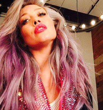 Hilary Duff vuelve a sorprender tiñendo su melena de color rosa