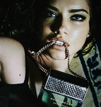 Adriana Lima muerde el bolsito que guarda la 'Decadence' de Marc Jacobs
