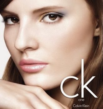 Calvin Klein te traslada a la playa con su maquillaje 'Into the Blue'