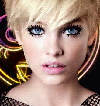 L'Oreal sigue explotando las pestañas de Barbara Palvin: llega 'Miss Manga Punky'